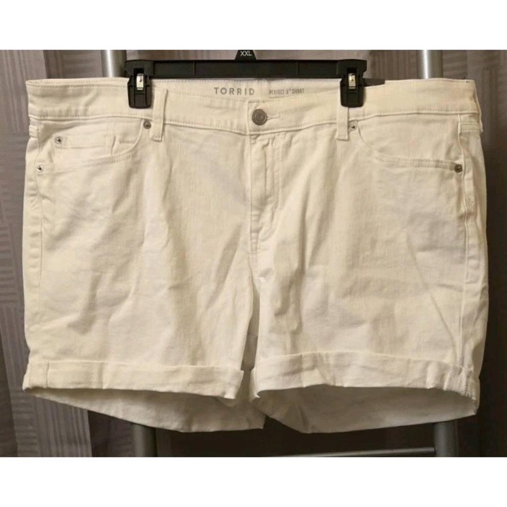 Torrid Women's Feel The Fit‎ Size 22 Bermuda White Jean Shorts New